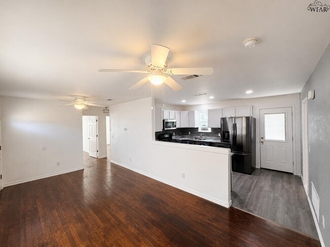 Building Photo - 406 2nd St