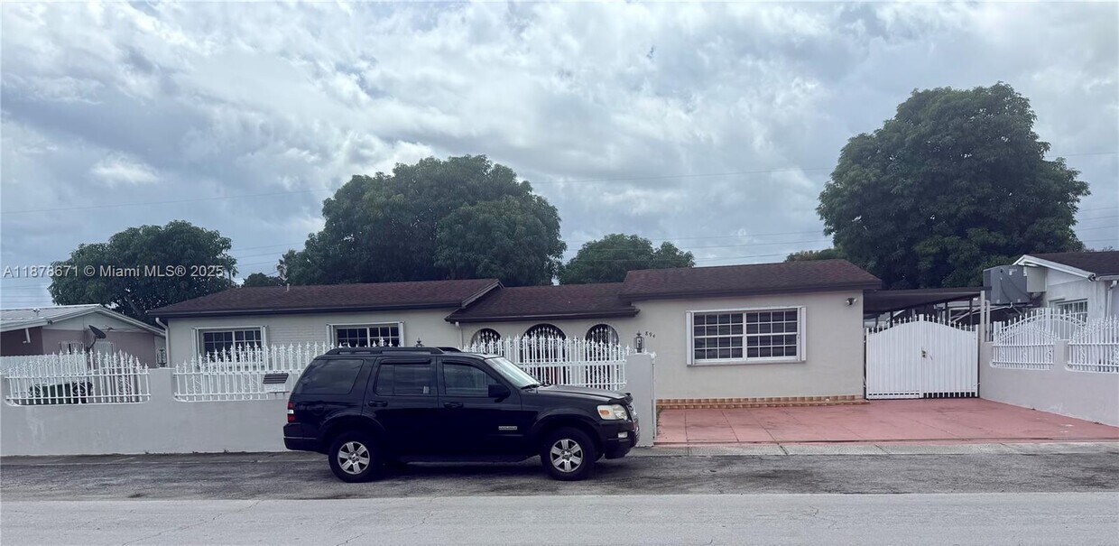 Foto principal - 894 W 69th St