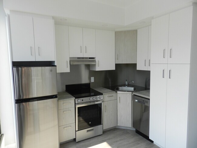 Photo du bâtiment - ONE BEDROOM APARTMENT LOCATED IN THE HEART...