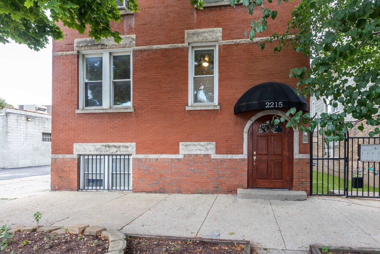 Primary Photo - 2215 W Wellington Ave