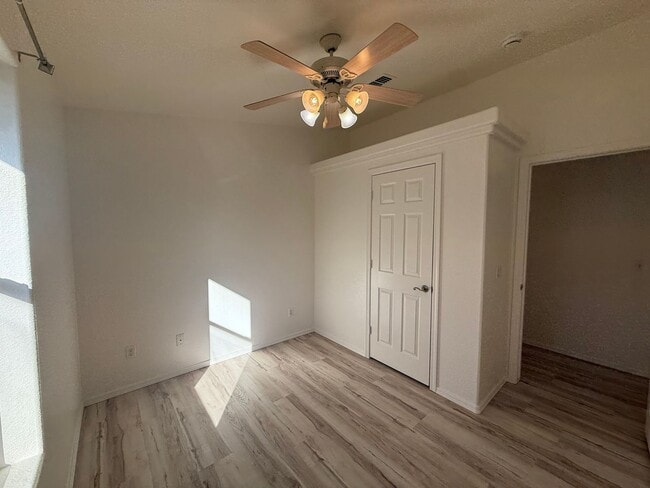 Building Photo - 3 Bedroom 2 Bathroom Duplex