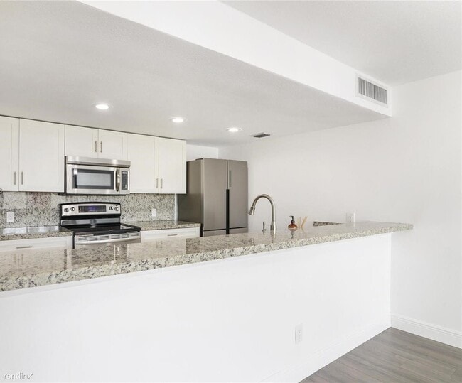 Foto del edificio - 3 br, 2 bath Townhome - 12160 SW 4th St