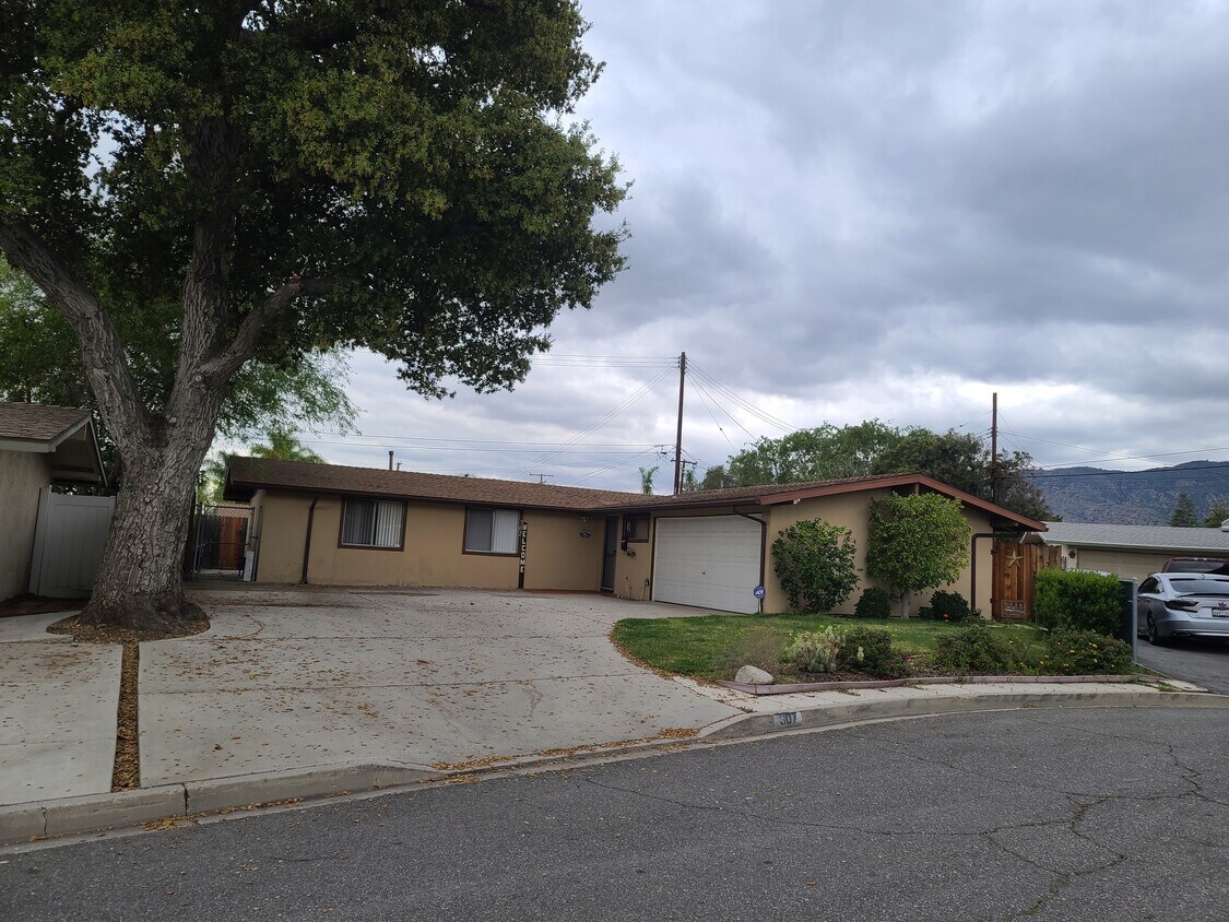 Foto principal - 307 S Akeley Dr