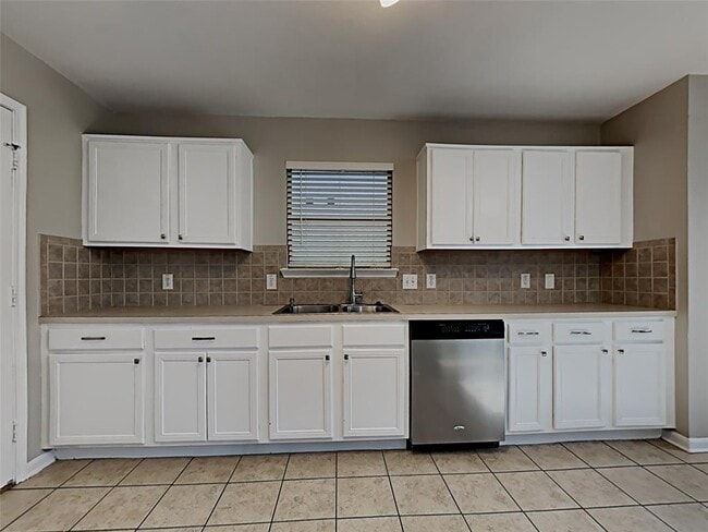 Foto del edificio - 8110 Stagewood Dr