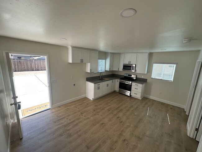 Foto del edificio - Newly Built Modern 1 Bed / 1 Bath Unit for...