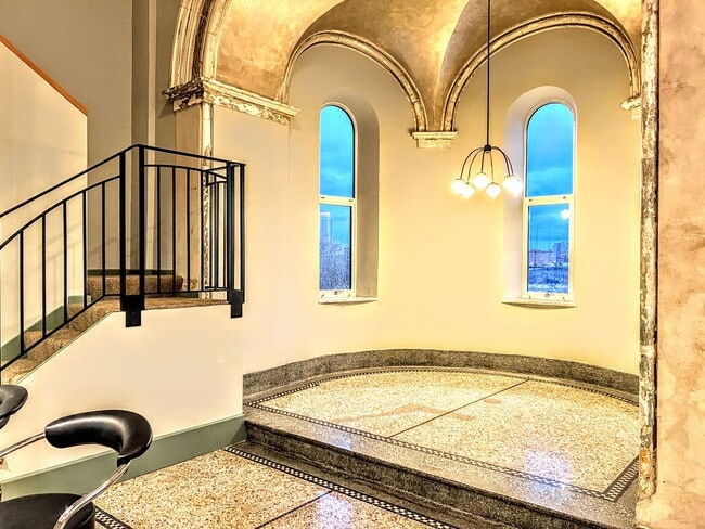 Building Photo - Experience Elegance in History: Luxurious ...