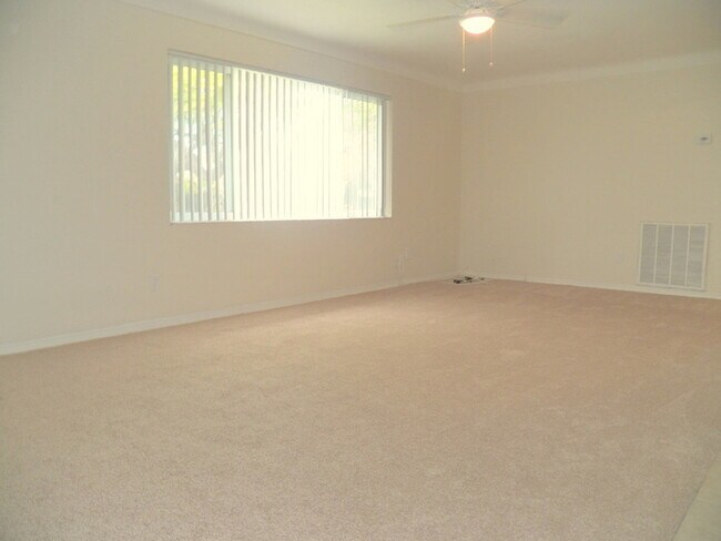 Building Photo - Spacious 3/2 home!
