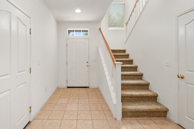 Building Photo - Charming 3 Bedroom 2.5 Bath 2 Story Home