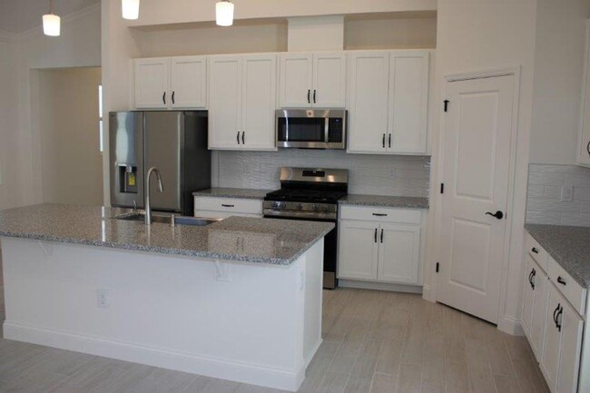 Foto del edificio - BRAND NEW 3 BEDROOM SINGLE FAMILY HPME IN ...