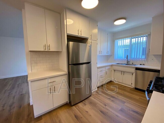 Foto del edificio - 237 N Hollywood Way