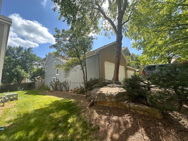 lado este - 8323 W 120th Ter