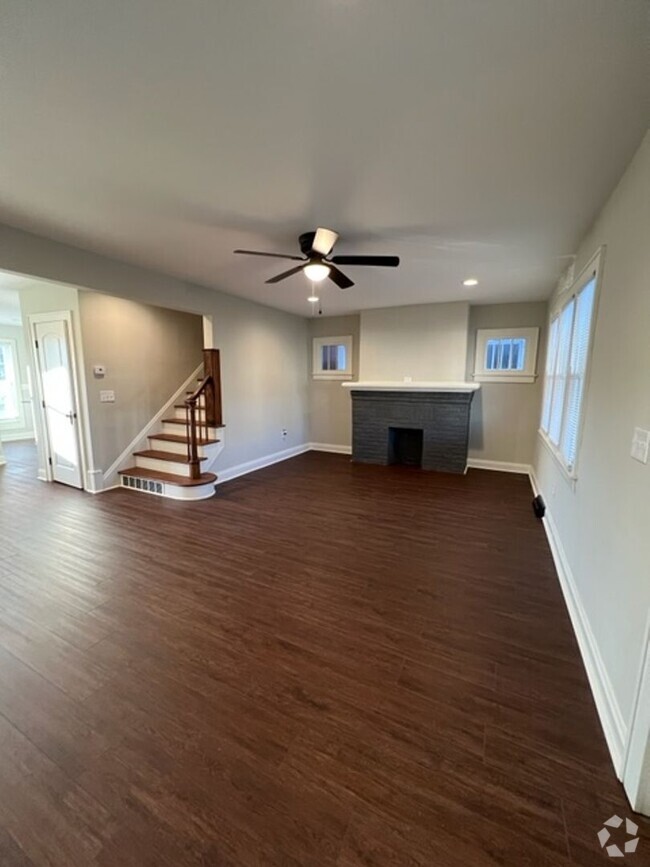 Building Photo - 1213 Oakwood Ave