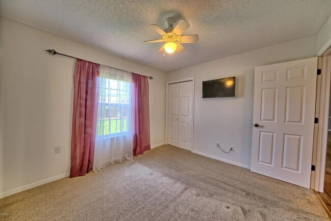 Building Photo - 3 Bed 2 Bath