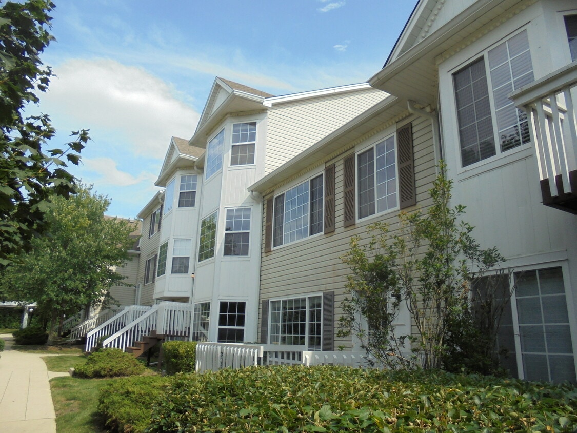 11 S Treehouse Ln, Round Lake, IL 60073 Townhome Rentals in Round