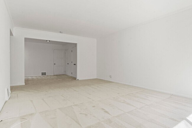 Building Photo - LARGE UCSF 1 BED APT W/ ONSITE LAUNDRY