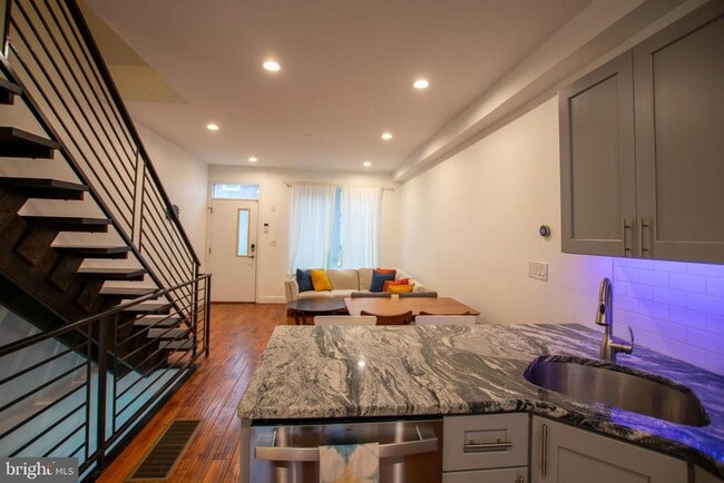 Building Photo - 1910 Fernon St