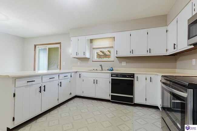 Building Photo - 1900 Clearview Dr