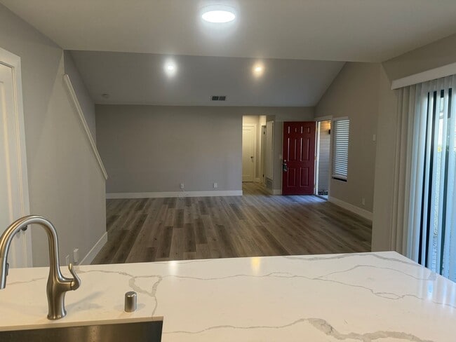 Foto del edificio - Beautiful 2 bed, 2 baths Summerplace townhome with community pool