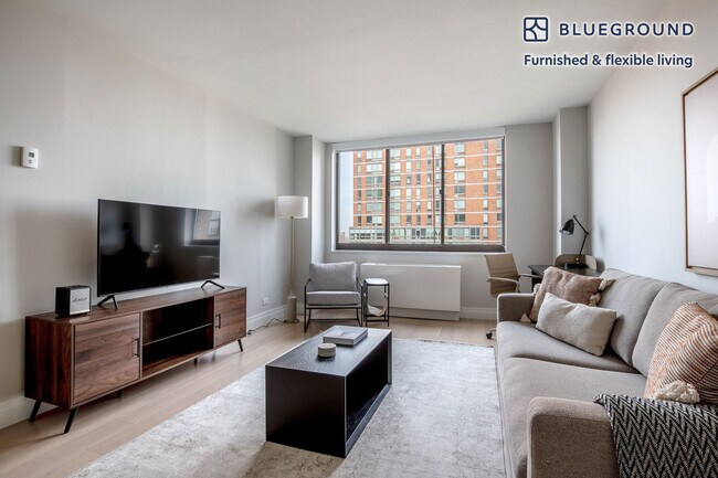 Building Photo - 215 E 95th St