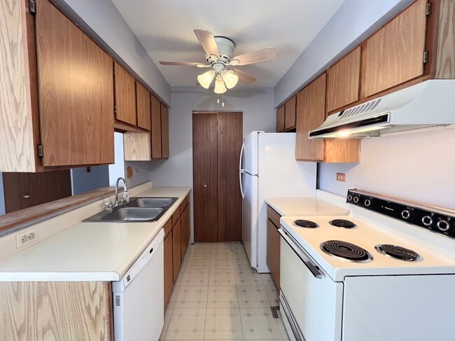 Building Photo - 615 S Virginia Rd