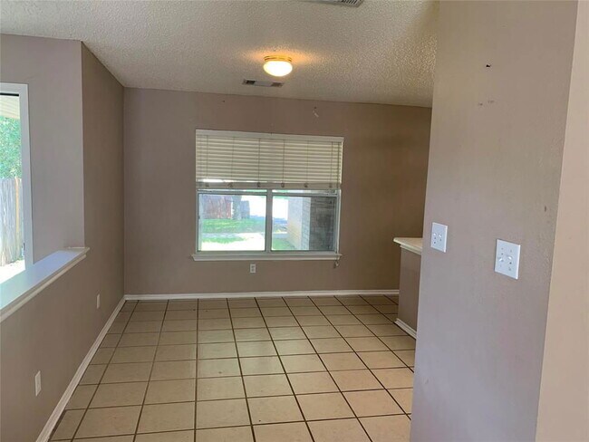 Building Photo - 710 Kettering Dr