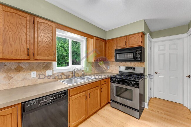 Foto del edificio - Beautiful Spacious 4 Bedroom Kentwood Home