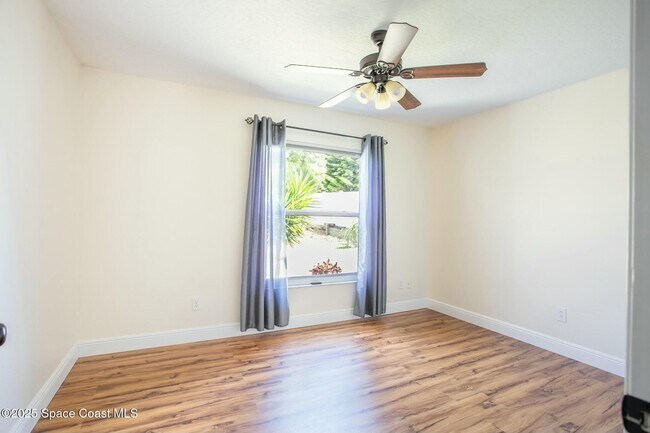 Foto del edificio - 6485 Orchid Ave