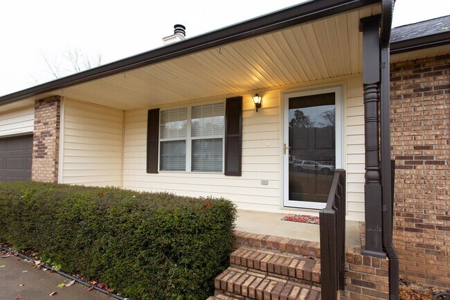 Foto del edificio - 5609 Landrum Dr