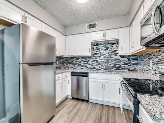 Building Photo - 3032 Tudor Ln