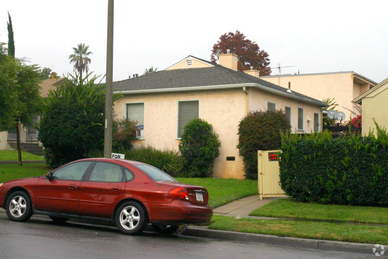 Primary Photo - 4561-4565 E 14th St