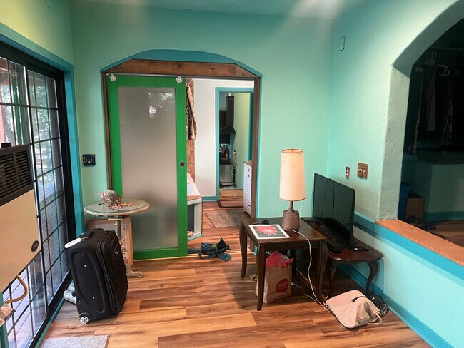 Foto del edificio - 2222 Rock Creek Rd