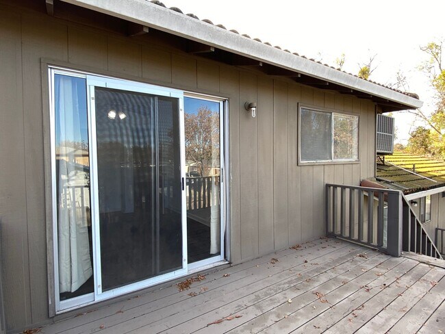 Foto del edificio - Beautiful Three Bed, Two and a Half Bath H...