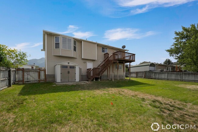 Building Photo - Gorgeous Home in Sandy!