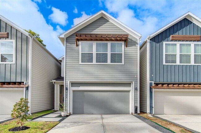 Foto del edificio - 704 Pinemont Cyn Ln