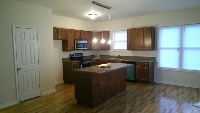 Building Photo - Spacious & Modern 3Bd|2Ba House tucked awa...