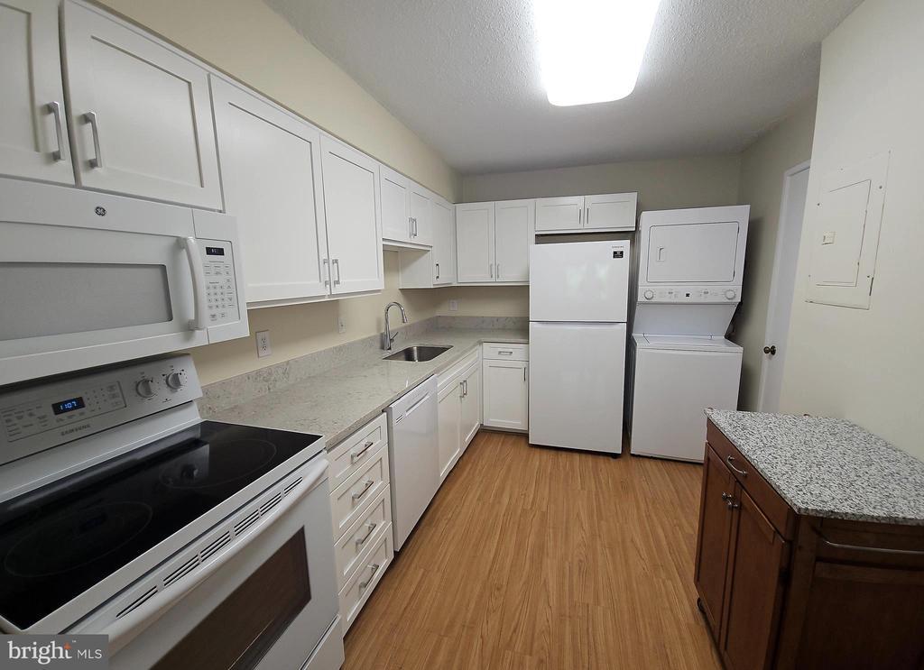 Primary Photo - 15100 Interlachen Dr