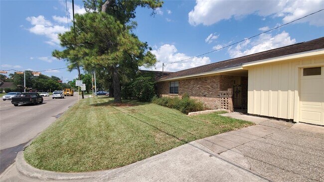 Building Photo - 13902 Woodforest Blvd