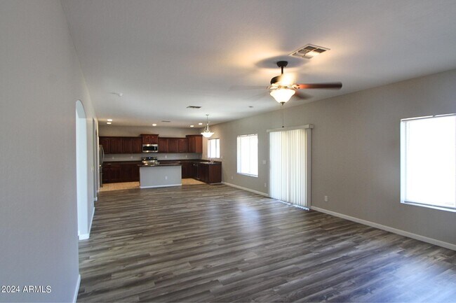 Foto del edificio - 43003 W Magnolia Rd
