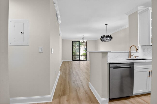 Building Photo - 630 S Sapodilla Ave