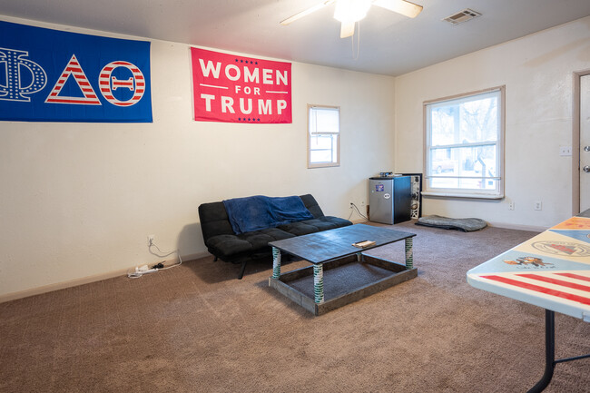 Sala de estar - 202 S Lowry St