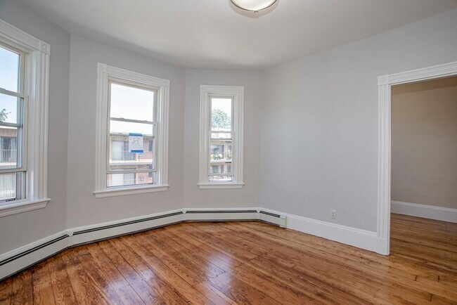 Building Photo - 881 E 4th St