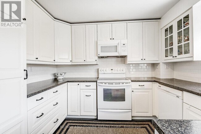 Photo du bâtiment - 235 Bronte St. S