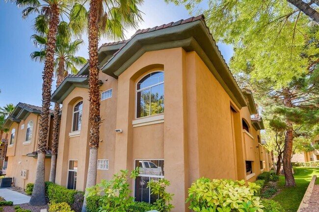 Foto del edificio - 3 Bedroom Town house in a Guard gated Summ...