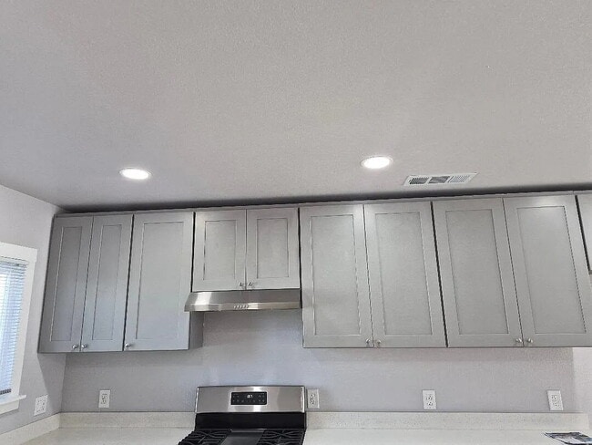 Building Photo - Fully Renovated Duplex in Tahoe Park