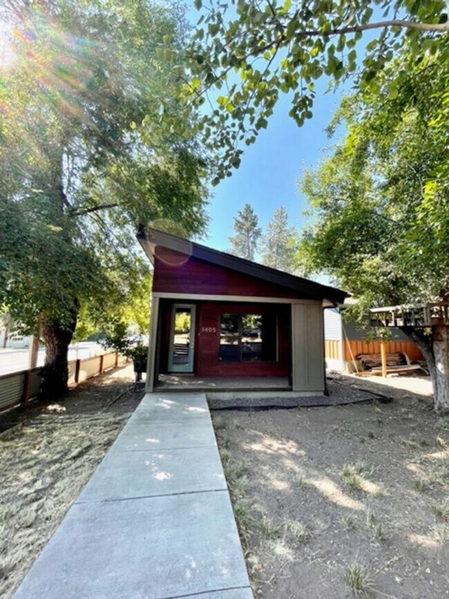 Building Photo - Modern Westside Bungalow!