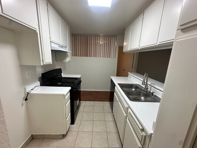 Foto del edificio - 7040 Haskell Ave