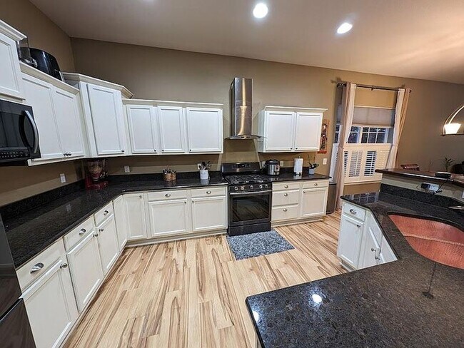 Building Photo - Gorgeous home available in the Anthem neighborhood of Broomfield