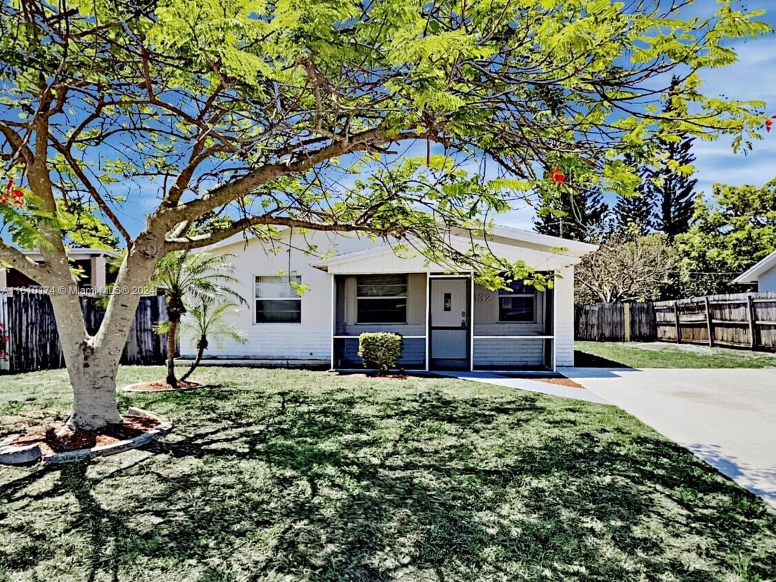 Primary Photo - 132 SE 4th Ave