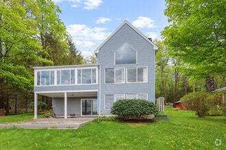 Building Photo - 646 West Hill Rd
