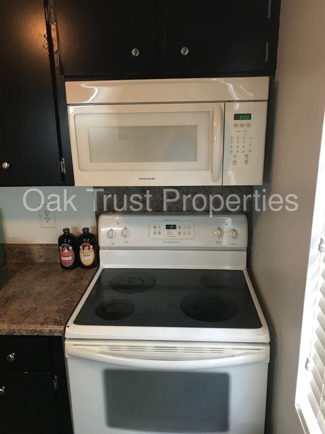 Building Photo - Lakeside James Island Townhouse